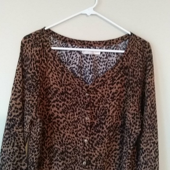 Animal Leopard Button V Neck Top Size Large - Picture 2 of 7